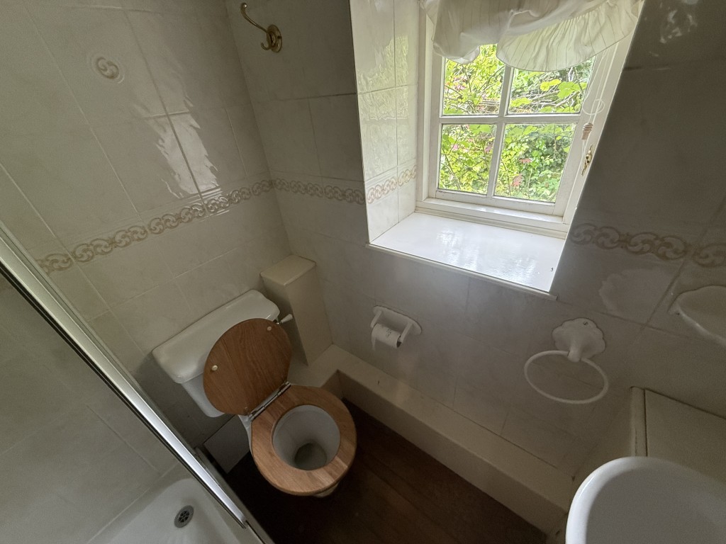 Lot: 99 - CHARACTER SEMI-DETACHED COTTAGE FOR UPDATING WITH LARGE GARDENS - Down stairs shower room with WC
